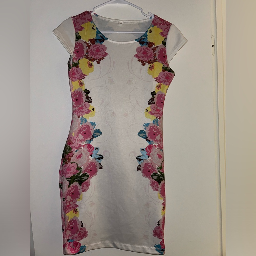 White flower print form fitting dress